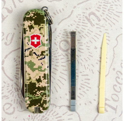 Складной нож Victorinox CLASSIC SD ARMY Пиксель с крас. Лого 0.6223.3.W3941pw
