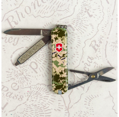 Складной нож Victorinox CLASSIC SD ARMY Пиксель с крас. Лого 0.6223.3.W3941pw