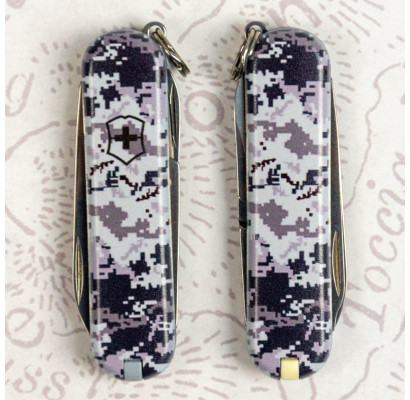 Складной нож Victorinox CLASSIC SD ARMY Пиксель синий 0.6223.3.W3942pw