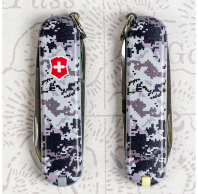 Складной нож Victorinox CLASSIC SD ARMY Пиксель синий с крас. Лого 0.6223.3.W3943pw
