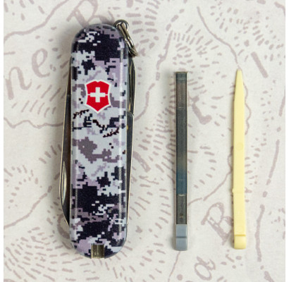 Складной нож Victorinox CLASSIC SD ARMY Пиксель синий с крас. Лого 0.6223.3.W3943pw