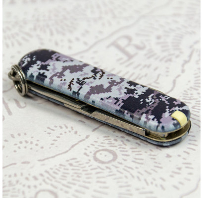 Складной нож Victorinox CLASSIC SD ARMY Пиксель синий с крас. Лого 0.6223.3.W3943pw