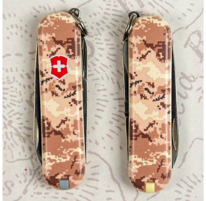 Складной нож Victorinox CLASSIC SD ARMY Пиксель песочный с крас. Лого 0.6223.7.W3945pw