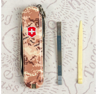 Складной нож Victorinox CLASSIC SD ARMY Пиксель песочный с крас. Лого 0.6223.7.W3945pw