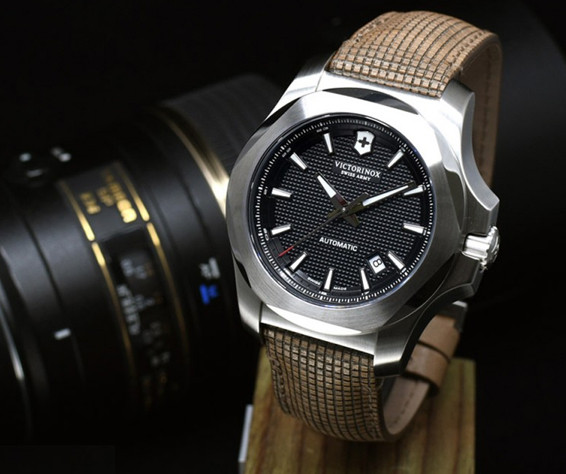 Швейцарський INOX Mechanical - унікальний дерев'яний ремінець і циферблат-гільйоше
